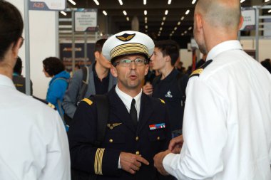 Aussonne, Fransa - 16 Mayıs 2025 - Fransız Uzay Komutanlığı (CDE) Toulouse Merkezi komutanı Albay Laurent Rigal, Toulouse Uzay Festivali 'ndeki Hava ve Uzay Kuvvetleri standını ziyaret etti.