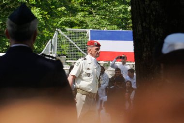 Toulouse, Fransa - 8 Mayıs 2025 - Fransız Ordusu 14. Lojistik Alay (14e RISLP) komutanı Albay Sbastien Burette, 80. Zafer Günü askeri kutlamalarında birlikleri teftiş eder.