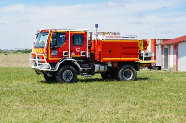 Muret, Fransa - 10 Mayıs 2025 - Renault Trucks Magirus Camiva itfaiye aracı Haute-Garonne İtfaiye ve Kurtarma Merkezi 'nden (SDIS 31), AirExpo hava gösterisi sırasında Muret-Lherm Aerodrome havaalanında