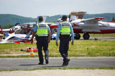 Muret-Lherm Havaalanı, Fransa - 10 Mayıs 2025 - Hava Taşımacılık Jandarması (özel askeri polis) memurları Muret-Lherm Havalimanı pistindeki AirExpo 2025 gösterisinde devriye geziyorlar