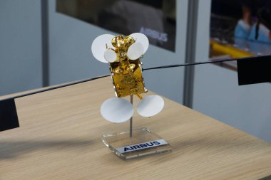 Aussonne, Fransa - 16 Mayıs 2025 - Fransız-Avrupalı üretici Airbus Defence and Space tarafından yapılan ağır ticari telekomünikasyon uydusu Eutelsat 70B Toulouse Uzay Festivali 'nde Mockup