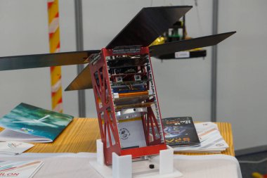 Aussonne, Fransa - 16 Mayıs 2025 - Toulouse Uzay Festivali 'nde sergilenen Toulouse Federal Üniversitesi havacılık mühendisliği öğrencileri tarafından geliştirilen 2U Cubesat, deneysel nanosatellite