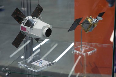 Aussonne, Fransa - 16 Mayıs 2025 - Toulouse Uzay Festivali 'nde ölçek modelleri: Fransız Uzay Komutanlığı için CSO-3 uzay optik gözlem uydusu ve Airbus DS tarafından OneWeb telekom mikro-uydu