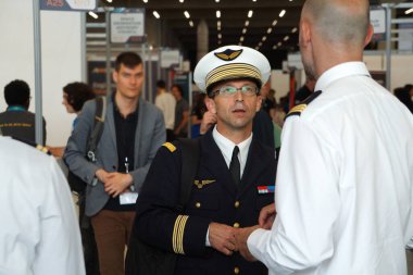 Aussonne, Fransa - 16 Mayıs 2025 - Fransız Uzay Komutanlığı (CDE) Toulouse Merkezi komutanı Albay Laurent Rigal, Toulouse Uzay Festivali 'ndeki Hava ve Uzay Kuvvetleri standını ziyaret etti.