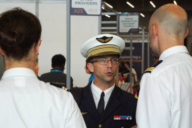 Aussonne, Fransa - 16 Mayıs 2025 - Fransız Uzay Komutanlığı (CDE) Toulouse Merkezi komutanı Albay Laurent Rigal, Toulouse Uzay Festivali 'ndeki Hava ve Uzay Kuvvetleri standını ziyaret etti.