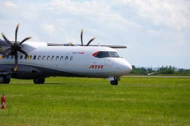 Muret, Fransa - 10 Mayıs 2025 - ATR 72-600, Fransız-İtalyan uçak üreticisi ATR tarafından üretilen bir çift motorlu turboprop bölgesel uçak, AirExpo sırasında Muret-Lherm Havaalanından kalkmaya hazırlanıyor.