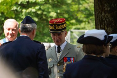 Toulouse, Fransa - 8 Mayıs 2025 - Tuğgeneral Frdric Danigo, 11. Paraşüt Tugayı komutanı ve Belediye Başkanı Jean-Luc Moudenc, Zafer Günü askeri töreninde askerleri karşıladı