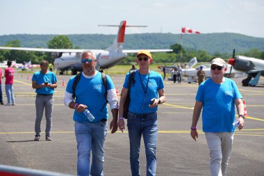 Muret, Fransa - 10 Mayıs 2025 - ISAE-SUPAERO (Fransız Havacılık ve Uzay Yüksek Enstitüsü, üst düzey bir bilim ve mühendislik üniversitesi) pilotları ve uçuş eğitmenleri AirExpo fuarında yer almaktadır.