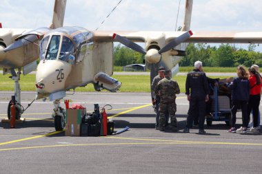 Muret, Fransa - 10 Mayıs 2025 - Kuzey Amerika Rockwell OV-10 Bronco, 1960 'larda Muret-Lherm Havaalanı pistinde görev yapan eski bir Amerikan saldırı ve keşif uçağı.