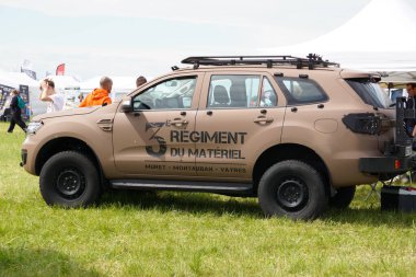 Lherm, Fransa - 10 Mayıs 2025 - AirExpo 'da gösterilen 3. RMAT (malzeme alayı) Acmat VT4 taktik aracı; ilk olarak Ford Everest sivil SUV, model Arquus tarafından Fransız ordusu için uyarlanmıştır.