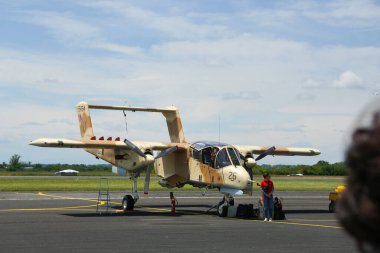 Muret, Fransa - 10 Mayıs 2025 - Kuzey Amerika Rockwell OV-10 Bronco, 1960 'larda Muret-Lherm Havaalanı pistinde görev yapan eski bir Amerikan saldırı ve keşif uçağı.