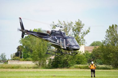 Muret, Fransa - 10 Mayıs 2025 - Airbus H135 (Eurocopter EC135) adlı özel bir helikopter, AirExpo fuarı sırasında Muret-Lherm Havalimanı 'ndaki çimenlik bir havaalanına ilk uçuşlarını sunuyor.