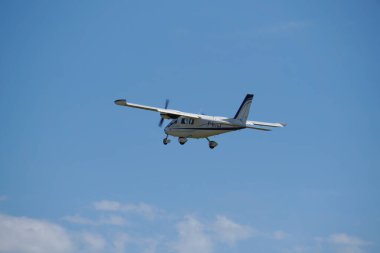 Muret, Fransa - 10 Mayıs 2025 - ISAE-SUPAERO (Fransız Hava ve Uzay Yüksek Enstitüsü), bir Partenavia Vulcanair P.68 Observer, uçuş demosu sırasında Muret-Lherm Aerodrome