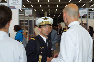 Aussonne, Fransa - 16 Mayıs 2025 - Fransız Uzay Komutanlığı (CDE) Toulouse Merkezi komutanı Albay Laurent Rigal, Toulouse Uzay Festivali 'ndeki Hava ve Uzay Kuvvetleri standını ziyaret etti.