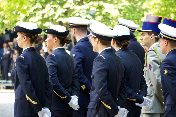 Тулуза, Франция - 8 мая 2025 года - Почетный отряд на церемонии празднования Дня Победы, включающий молодых моряков ВМС Франции и метеорологов-океанологов в темно-синей форме