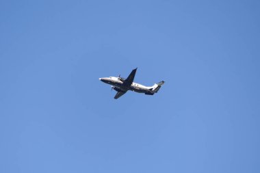 Gökyüzünde yolcu uçağı, seyahat kavramı