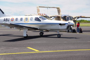 Muret, Fransa - 10 Mayıs 2025 - Fransız Ordusu 'nun Hafif Havacılık' tan Daher Socata TBM 700 uçuş sırasında Muret-Lherm Havalimanı 'nda havalanmaya hazırlanıyor.