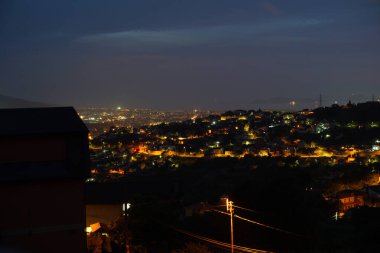 Gece boyunca şehrin ışıklarıyla parlayan manzarası