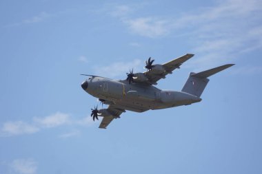 Le Bourget, Fransa - 20 Haziran 2025 - Fransız Hava ve Uzay Kuvvetleri 'nden bir Airbus A400M Atlas, bir turboprop taktik uçak, SIAE 2025 Uluslararası Hava ve Uzay Şovu' nda demo uçuşunda