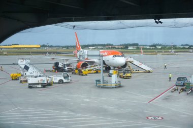 Maia, Portekiz - 13 Haziran 2025 - Porto Francisco Sa Carneiro Havalimanı 'ndaki EasyJet adlı İngiliz EasyJet şirketinin kısa veya orta büyüklükteki Airbus A320neo uçağının pistinde yer operasyonları