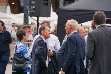 Toulouse, Fransa - 2 Temmuz 2025 - General P. Steininger, Koramiral C. du Ch ve CNES (Fransız Uzay Ajansı) Yardımcı Direktörü L. Suchet Uzay Komutanlığı BA 101 Karargahı 'nı oluşturan törende