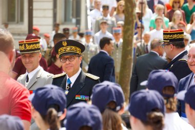 Toulouse, Fransa - 14 Temmuz 2025 - Tuğgeneral Frdriç Danigo, Vali Pierre-Andr Durand, Belediye Başkanı Jean-Luc Moudenc ve Jandarma Generali Thibaut Lagrange Ulusal Gün askeri geçidinde