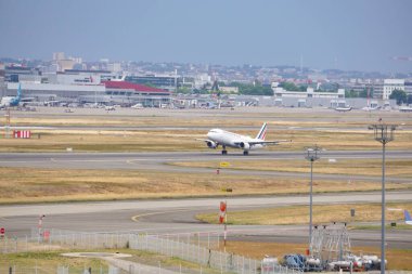 Cornebarrieu, Fransa - 12 Temmuz 2025 - Toulouse-Blagnac Havaalanı pistinden kalkan Fransız-Avrupalı havayolu şirketi Air France tarafından işletilen A320 ticari uçak