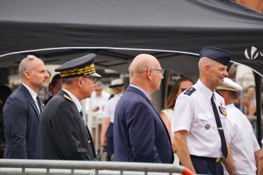 Toulouse, Fransa - 2 Temmuz 2025 - Belediye Başkan Yardımcısı J.B. De Scoraille, General F. Danigo, Başkan P.A Durand, askeri geçit töreninde Fransız Uzay Komutanlığı 'nın BA 101 karargahını oluşturdu.