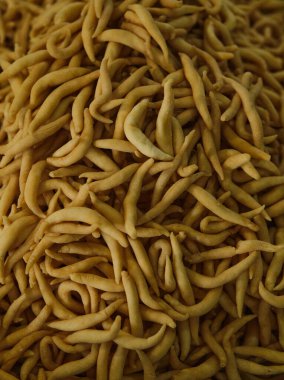 Endonezya peynirli çubuk atıştırmalıkları ya da Pilus Keju tavadan taze kızartıldıktan sonra.