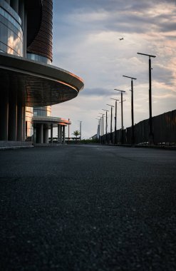 Boş bir AVM binası, uzaktan geçen bir uçağın gürültüsüyle. Sinema tarzında sokak fotoğrafçılığı..