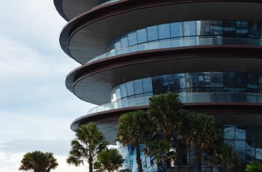 Deniz manzaralı modern bir mimari. Sabahleyin ve güneş ön yüzü aydınlatır..