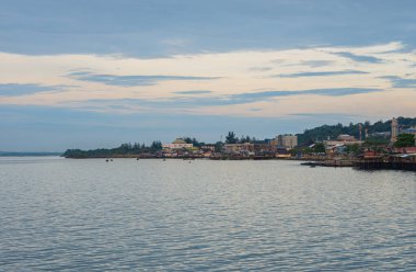 Doğu Kalimantan 'da bir sahil şehri olan Balikpapan' ın güzel manzarası
