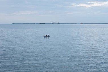 İki balıkçı güne bulutlu bir sabahta balık aramak için denize çıkarak başlıyor..