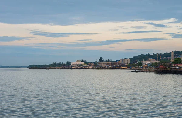 Doğu Kalimantan 'da bir sahil şehri olan Balikpapan' ın güzel manzarası