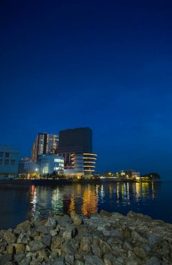 Balikpapan, Endonezya - 1 Aralık 2023, Balikpapan şehrinde Borneo Körfezi Apartmanı ve Alışveriş Merkezi