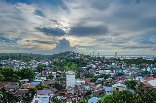 Blick Auf Die Stadt Balikpapan Mit Ölraffinerie Hintergrund Vom Hügel — Stockfoto