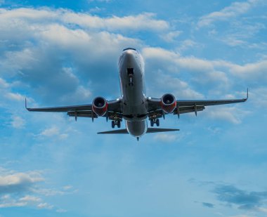 Ticari Jet uçağı pistle aynı hizada ve kesin bir hızda ilerliyor..