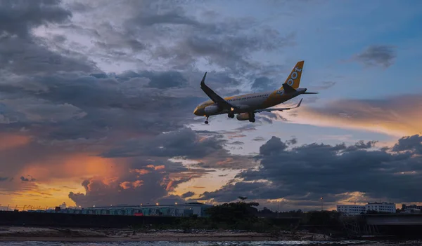 Balikpapan, Endonezya-8 Aralık 2023. Scoot Havayolları ticari jet uçağı Sepinggan Uluslararası havaalanına iniyor..