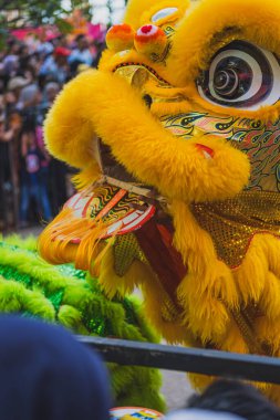 Balikpapan, Endonezya - 4 Şubat 2024 Başarılı performanslarından sonra para toplamak için kalabalığa yaklaşıyorlar.