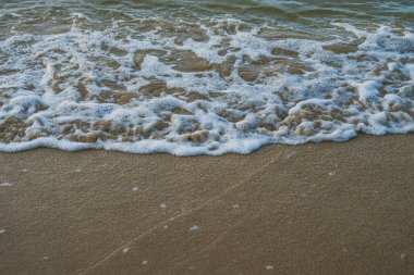 Su turkuaz renginde ve kum açık kahverengi..