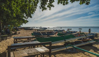 Balikpapan, Endonezya - 28 Ocak 2024 Kıyıda çok sayıda geleneksel tekne var.