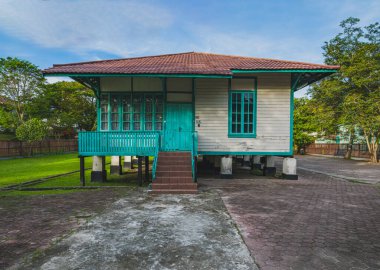 Dahor Heritage Stilt Evi Hollanda Koloni döneminden kalma. Balikpapan, Endonezya - 11 Mart 2024. Hollandalı sömürgeciler tarafından 1900 'lerde inşa edilen Dahor Evi, Balikpapan' ın Hollanda sömürge dönemi petrol arama tarihine tanıklık ediyor..