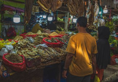 Balikpapan, Endonezya - 15 Mart 2024. Masada çeşitli kurutulmuş balıklar var..