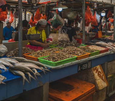 Balikpapan, Endonezya - 15 Mart 2024 Tepsilerde çeşitli karides ve karidesler var..