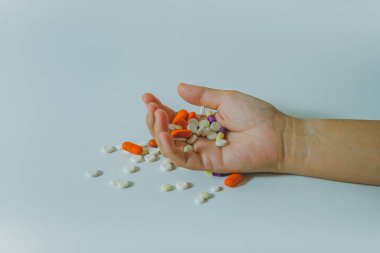 bir elde çeşitli uyuşturucular, uyuşturucu bağımlılığı konsepti.