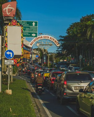 Balikpapan, Endonezya - 27 Mart 2024 araçlar uzun süredir kırmızı ışıkta kuyruğa giriyor.