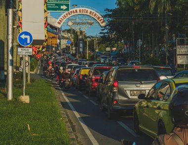 Balikpapan, Endonezya - 27 Mart 2024 araçlar uzun süredir kırmızı ışıkta kuyruğa giriyor.