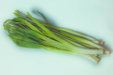 Temiz beyaz arka planda taze soğan ya da soğan demetinin yakın plan fotoğrafı..