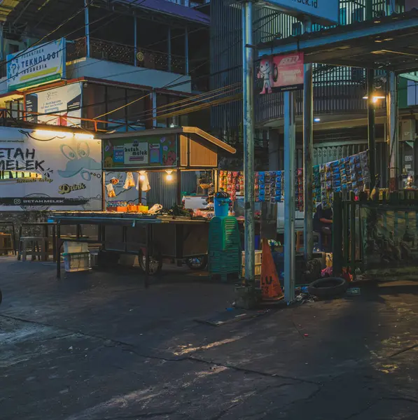 Balikpapan, Endonezya - 7 Nisan 2024. Endonezya 'da Angkringan ya da Warung Nasi Kuicng olarak bilinen parlak ışıklı geleneksel bir gıda tezgahı..