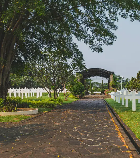 Jakarta, Endonezya - 8 Mayıs 2024. Ereveld Memorial Mezarlığı, Endonezya 'nın başkenti Menteng Pulo Jakarta' da bulunan bir Hollanda savaş mezarlığıdır..